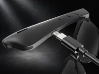 USB-C-Anschluss am Brillenbügel